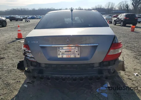 2011 Mercedes-Benz C 300 z USA, uszkodzony, nr VIN WDDGF5EB3BR181216